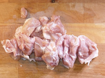 step1: 將雞腿肉切成好入口的大小。