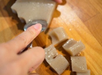 step2: 燙好的蒟蒻用湯匙削成好入口的大小。
＊如此一來會比較好入味。