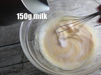 step5: 最後是鮮奶，混合後蛋奶液完成。