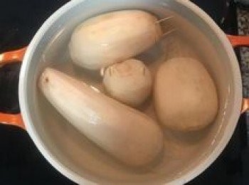 step4: 將蓮藕放入鍋中，並注入蓋過蓮藕的水;