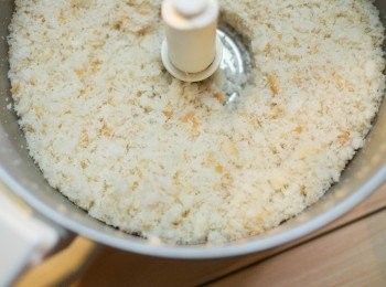 step6: 接著做麵包粉。
（如果有麵包粉可以跳過此步驟）
將冷凍的麵包粉撕開放進食物處理器。
打碎。就完成了麵包粉了！