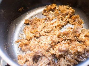 step3: 等水分稍微吸收一些後，加入白芝麻，再繼續炒至收乾。
這樣就完成了！
＊起鍋前先試個味道，喜歡更甜一點的就在加點砂糖，喜歡鹹一點口味的就再加點醬油。