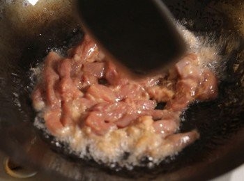 step2: 接著熱油鍋並將豬肉下鍋炒至半熟後起鍋備用。