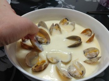 step4: 將蛋取出， 隨意把蜆插於蛋上