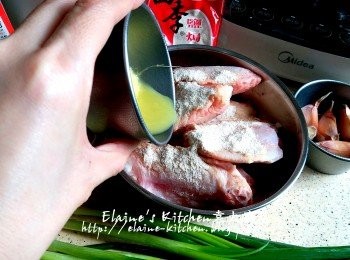step3: 放入碗內加入鹽焗雞粉 , 薑汁及醃料拌勻靜待1小時