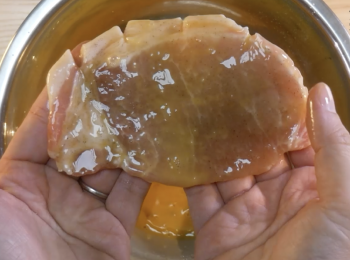 step4: 放進蛋液中，讓豬肉充分包裹蛋液。