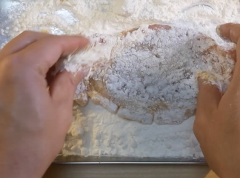 step5: 再來沾裹低筋麵粉。
＊蛋液及低筋麵粉都大約沾裹兩圈為佳！