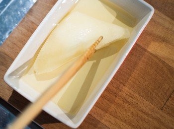 step6: 將餐巾紙摺成小塊（筷子夾得起來的程度），沾滿油。