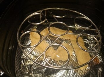 step1: 蝦片必需掃油，當氣炸時油會自動排出。第一轉200度5分鐘，之後可用200度3至4分鐘，因蝦片較輕身，所以需用架防止蝦片飛上發熱管，但同時要有足夠空間讓蝦片發大。