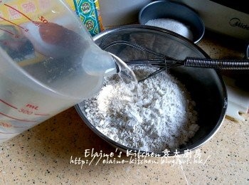 step2: 馬蹄粉放入碗內 , 加入2茶匙生粉 , 300ml水拌勻