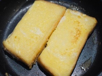 step6: 起一個平底鍋放入奶油。

放入法式吐司小火煎至表面呈現金黃色。
