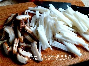 step3: 椰菜切絲 , 甘旬去皮切絲 , 沙葛去皮切條 , 冬菇切片