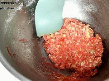 step7: 加入紅色色素, 混合好(我知道這好像生豬肉)