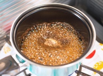 step1: 首先用大火煮一鍋滾水。
水滾後，持續開大火，放入茶葉煮3分鐘。

煮茶葉的3分鐘之間，鍋子會如照片一樣，不過請別擔心會燒乾。
＊此步驟很重要，絕對不要轉弱火喔。