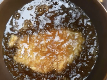 step8: 起170度左右的油鍋，下鍋油炸兩面，瀝油即可上桌。