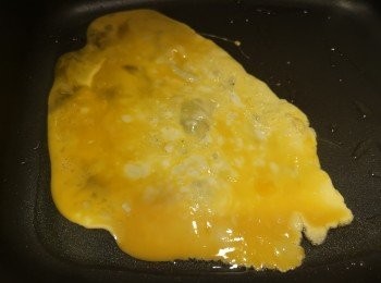 step3: 用少許油煎蛋，煎成薄薄一片，之後切絲備用。