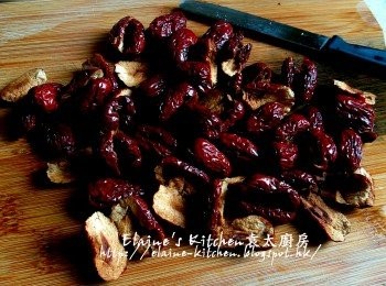 step2: 用刀幫手逐粒逐粒紅棗去核