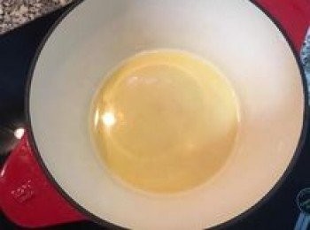 step6: 取ㄧ鑄鐵鍋或砂鍋，鍋內放入1匙油+1/2香油；