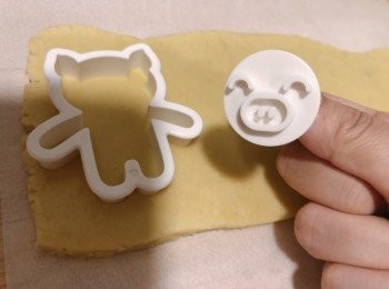 step5: 轆平麵糰 (約4-5mm厚)，印出卡通造型