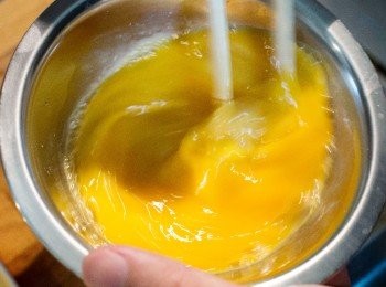 step2: 將蛋打散。