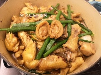 step7: 將紅燒鮑魚放面，之後再焗一焗即成。