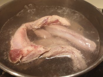 step1: 原條豬肋條汆水1分鐘，薯仔和紅蘿蔔切成一舊舊，洋蔥切成一粒粒。