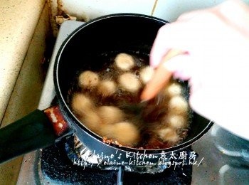 step8: 或將油鑊燒熱 , 放入芝麻麵糰用慢火慢慢炸 , 炸至爆開及成金黃色後盛起