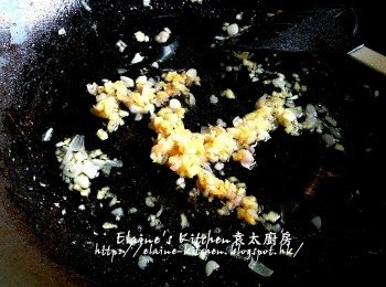 step6: 加入1茶匙鹽焗雞粉及少許生抽 , 糖拌勻