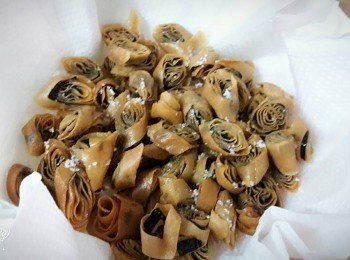 step8: 炸好的海苔卷倒到餐巾紙上吸油 , 此時 , 趕緊灑一些鹽在上面 , 然後拌勻