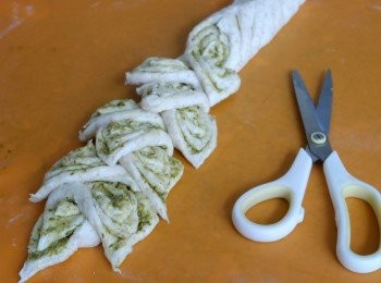 step8: 用剪刀45度，每隔半厘米斜剪一次到尾；然後反方向用刀幫助反過來，一瓣向中間，一瓣向左，一瓣向右