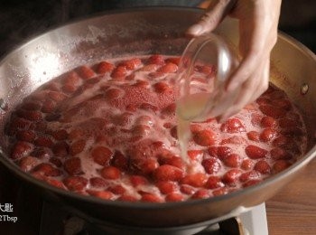 step5: 煮滾後加入檸檬汁幫助果膠釋放。