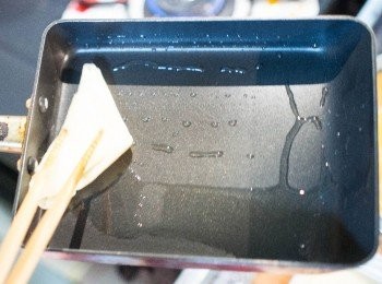 step7: 於煎鍋上均勻塗上。