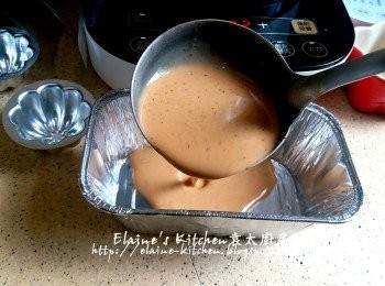 step16: 蒸盆掃上油 , 先放入一層粉漿 , 蓋上蓋蒸3分鐘至熟