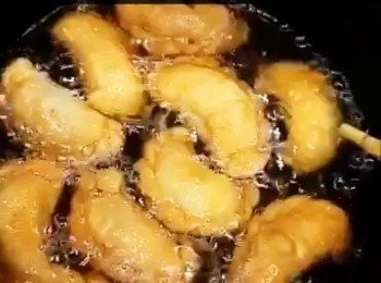 step10: 油以中慢火燒熱,慢慢放入油角炸至金黃色(約6至8分鐘)，然再返炸多次便可。