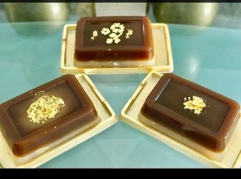 step8: 如是送禮用，可以用食用金箔裝飾一下， 再用禮盒包好， 靚靚又得體的柚子紅棗年糕， 一點都不失禮。