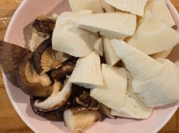 step1: 將蒟蒻燙一下。
香菇、蓮藕、小芋頭、牛蒡都處理好。
將所有蔬菜切滾刀及切至好入口的大小。
＊硬的跟軟的蔬菜要分開放，之後做起來比較輕鬆。