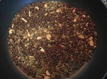step9: 乾鍋放花椒和五香滷包料略炒出香氣；