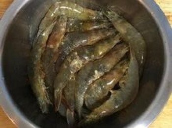 step4: 用清水洗淨蝦子後瀝乾水份放入較大的鍋中，加人<span class="group_2">鮮蝦醃料</span>，用湯匙拌勻，醃製20分鐘；