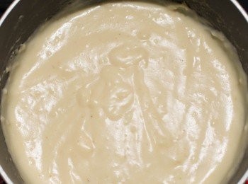 step3: 繼續攪拌。

攪拌到喜歡的濃稠度後、用胡椒鹽調整一下鹹度。白醬就完成了。