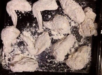 step8: 把所有雞件都沾好麵粉，靜置數分鐘