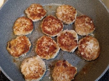 step4: 回溫大約二十分鐘後, 在平底鑊中燒熱一湯匙油, 逐件藕餅放在鑊內以中小火煎兩至三分鐘後反轉, 蓋上鑊蓋煎兩至三分鐘, 以蒸氣煮一會以防肉餅裡面不夠熟, 開蓋後轉大火, 每面煎一至兩分鐘將水份收乾後取出即成, 可以香醋蘸食