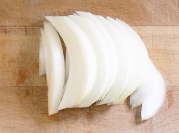 step2: 洋蔥順紋切。