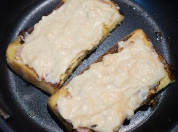 step7: 兩塊都煎好後、依序放上起司、培根、白醬夾進吐司中。