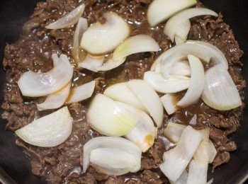 step3: 10分鐘後加入洋蔥並熄火。
蓋上鍋蓋放涼，放入冰箱冷藏一晚。
＊冷藏期間牛丼會更加入味，冰一晚最好吃喔！
要吃的時候只要從冰箱取出加熱，再放到熱熱的飯上，就是一碗完美的日式吉野家牛丼！