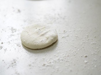 step2: 用手搓成麵團至麵團光滑不黏手(約15分鐘)，醒麵30分鐘。