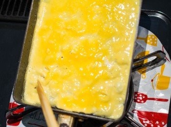 step11: 當蛋液呈現如照片，下面凝固上面半熟的狀態就可以捲了。