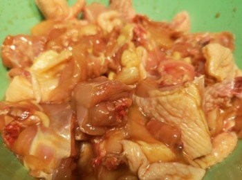 step2: 將醃料醃雞。