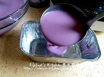 step8: 錫紙蒸盆掃上少許油 , 倒入一層紫薯粉漿 , 蓋上蓋蒸5分鐘至熟