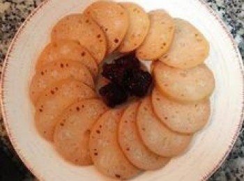 step11: 蓮藕切薄片擺盤，紅棗去籽後切成4塊擺中間，最後淋上桂花蜜糖汁。