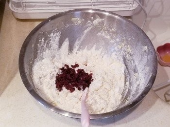 step5: 加入低筋麵粉及紅莓乾用切拌法拌勻。